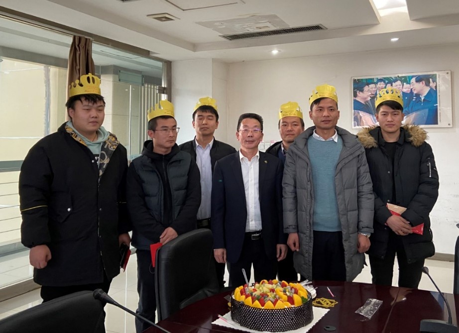 我司為楊磊、侯創(chuàng)樂等8位十二月份過生日員工舉辦生日會(huì)